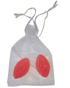 Klar organza geschenkbeutel mit zwei roten glänzenden mandelförmigen seifen im produkt diablo picante