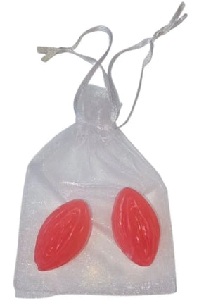 Klar organza geschenkbeutel mit zwei roten glänzenden mandelförmigen seifen im produkt diablo picante