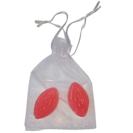 Klar organza geschenkbeutel mit zwei roten glänzenden mandelförmigen seifen im produkt diablo picante