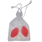 Klar organza geschenkbeutel mit zwei roten glänzenden mandelförmigen seifen im produkt diablo picante