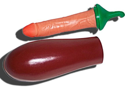 Orange-grünes plastikspielzeug mit rotem schutzdeckel von diabolo picante auberginen-penis