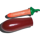 Orange-grünes plastikspielzeug mit rotem schutzdeckel von diabolo picante auberginen-penis