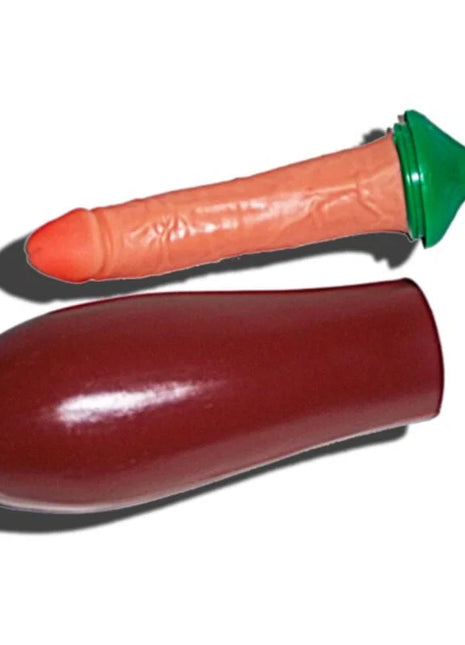 Orange-grünes plastikspielzeug mit rotem schutzdeckel von diabolo picante auberginen-penis