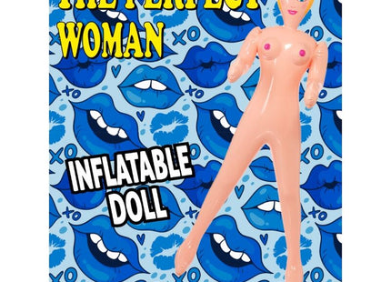 Ein pfirsichfarbener aufblasbarer doll mit blondem haar und rosa brustwarzen vor blauem lippenmuster