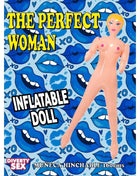 Ein pfirsichfarbener aufblasbarer doll mit blondem haar und rosa brustwarzen vor blauem lippenmuster