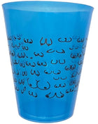 Ein transparenter blauer plastikbecher mit schwarzem brustmuster diablo picante 500 ml