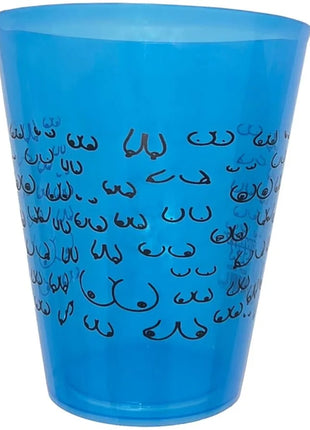 Ein transparenter blauer plastikbecher mit schwarzem brustmuster diablo picante 500 ml
