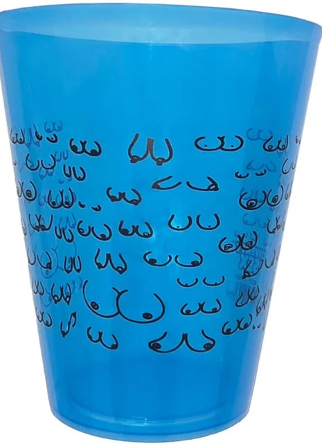 Ein transparenter blauer plastikbecher mit schwarzem brustmuster diablo picante 500 ml