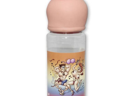 Klare plastikbabyflasche mit pinkem silikonnuckel und tanzenden figuren cartoon auf der seite diablo picante 750 ml