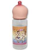 Klare plastikbabyflasche mit pinkem silikonnuckel und tanzenden figuren cartoon auf der seite diablo picante 750 ml