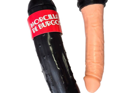 Schwarzer plastik gurkenförmiger dildo mit rotem etikett und rotem band neben pfirsichfarbener silikon replica im diabolo picante burgoser blutwurstdildo set
