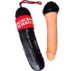 Schwarzer plastik gurkenförmiger dildo mit rotem etikett und rotem band neben pfirsichfarbener silikon replica im diabolo picante burgoser blutwurstdildo set