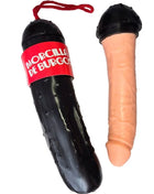 Schwarzer plastik gurkenförmiger dildo mit rotem etikett und rotem band neben pfirsichfarbener silikon replica im diabolo picante burgoser blutwurstdildo set