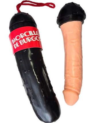 Schwarzer plastik gurkenförmiger dildo mit rotem etikett und rotem band neben pfirsichfarbener silikon replica im diabolo picante burgoser blutwurstdildo set