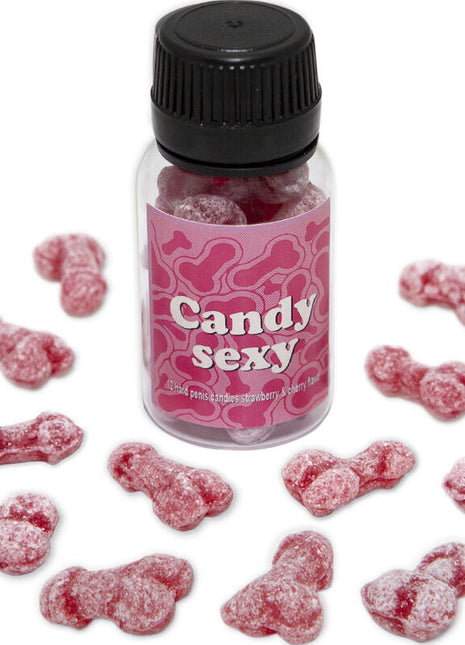 Eine klare plastflasche mit schwarzem deckel und pinkem etikett mit knochenmustern gefüllt mit roten zuckerbedeckten gummibärchen in form von penis mit erdbeer-kirsch-geschmack diablo picante candy sexy glas