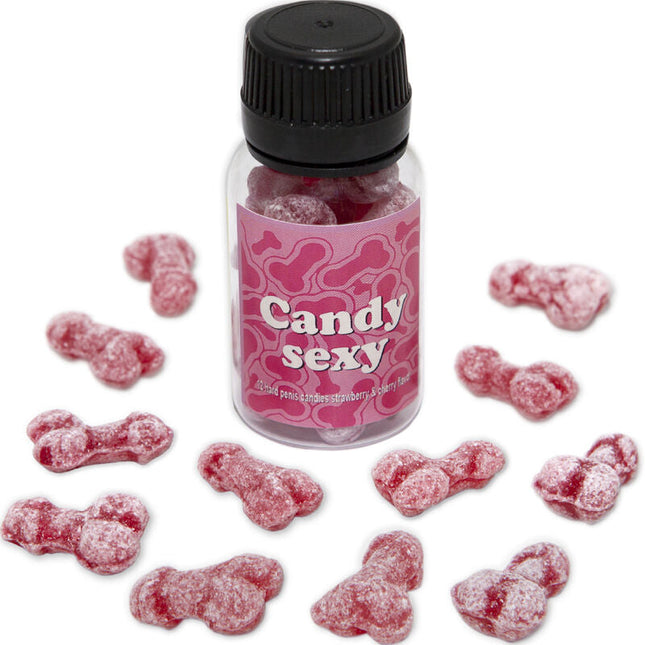 Eine klare plastflasche mit schwarzem deckel und pinkem etikett mit knochenmustern gefüllt mit roten zuckerbedeckten gummibärchen in form von penis mit erdbeer-kirsch-geschmack diablo picante candy sexy glas