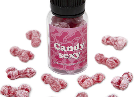Eine klare plastflasche mit schwarzem deckel und pinkem etikett mit knochenmustern gefüllt mit roten zuckerbedeckten gummibärchen in form von penis mit erdbeer-kirsch-geschmack diablo picante candy sexy glas