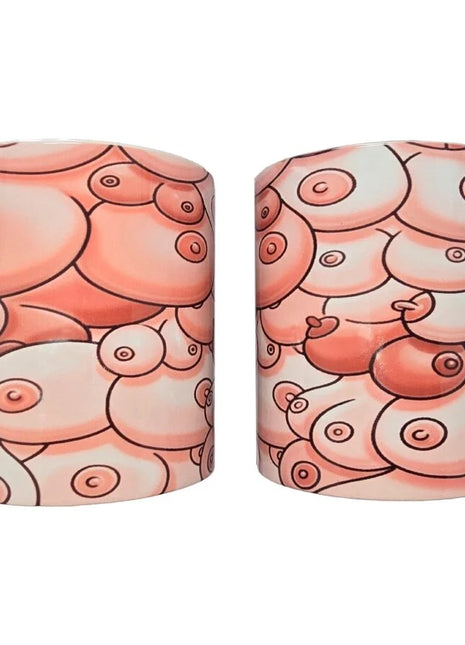 Rosa und weiße cartoonartige brust-motiv keramikbecher 370 ml mit glänzender oberfläche von Diablo Picante
