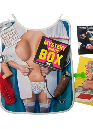 Frau in lingerie hält blaue und weiße bedruckte schnabeltasse mit diablo picante erotiker-überraschungsbox für sie