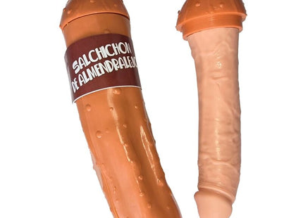 Orangenes plastikspielzeug in form einer salami mit braunem etikett salchichon de almendrales und rotem band