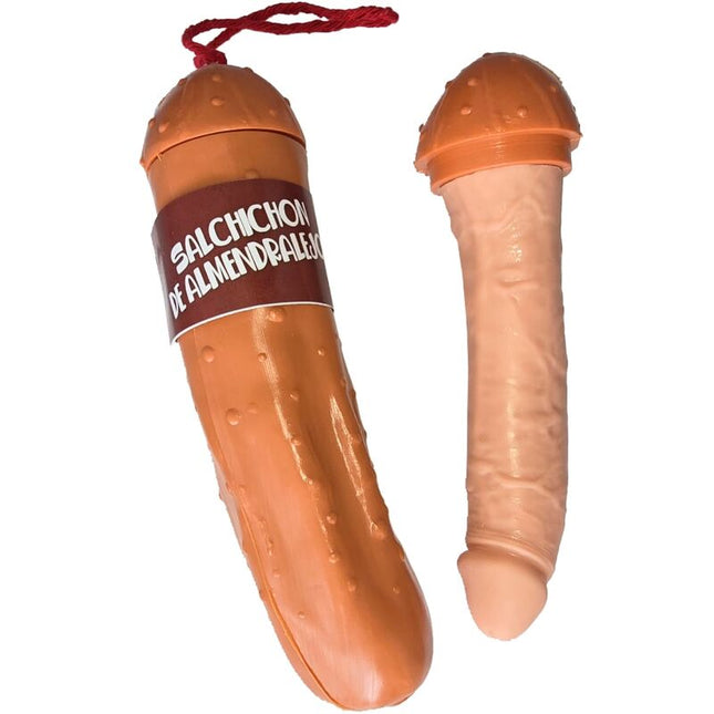 Orangenes plastikspielzeug in form einer salami mit braunem etikett salchichon de almendrales und rotem band