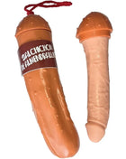 Orangenes plastikspielzeug in form einer salami mit braunem etikett salchichon de almendrales und rotem band