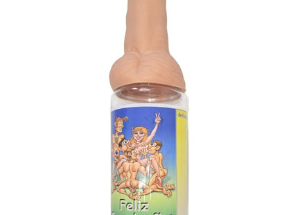 Eine beige silikon-nippelkappe schmückt eine klare plastikflasche mit buntem cartoon-etikett feliz cumpleaños