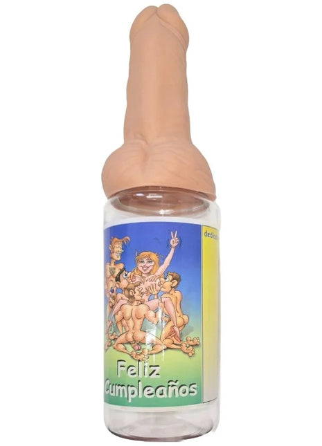 Eine beige silikon-nippelkappe schmückt eine klare plastikflasche mit buntem cartoon-etikett feliz cumpleaños
