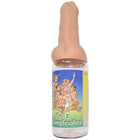 Eine beige silikon-nippelkappe schmückt eine klare plastikflasche mit buntem cartoon-etikett feliz cumpleaños
