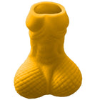 Gelbes silikon schnapsglas diablo picante in novelty form eines menschlichen torsos mit gerundetem, texturiertem po