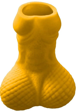 Gelbes silikon schnapsglas diablo picante in novelty form eines menschlichen torsos mit gerundetem, texturiertem po
