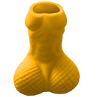 Gelbes silikon schnapsglas diablo picante in novelty form eines menschlichen torsos mit gerundetem, texturiertem po