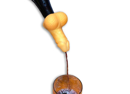 Gelber silikon-weinausgießer in penisform mit schwarzem flaschenhalsaufsatz von diablo picante