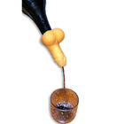 Gelber silikon-weinausgießer in penisform mit schwarzem flaschenhalsaufsatz von diablo picante