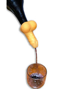 Gelber silikon-weinausgießer in penisform mit schwarzem flaschenhalsaufsatz von diablo picante