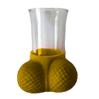 Goldenes schnapsglas diabolo picante mit klarem glas und gelber silikonbasis mit strukturierter oberfläche