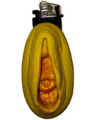 Gelber silikon bananen leichter mit metall top und schwarzen akzenten im produkt diablo picante goldfarbige leichtere vagina