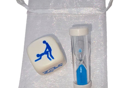 Weißer würfel mit blauem silhouette-design und klarer glas-sanduhr mit blauem sand im weißen stoffbeutel für kamasutra spiel