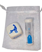 Weißer würfel mit blauem silhouette-design und klarer glas-sanduhr mit blauem sand im weißen stoffbeutel für kamasutra spiel