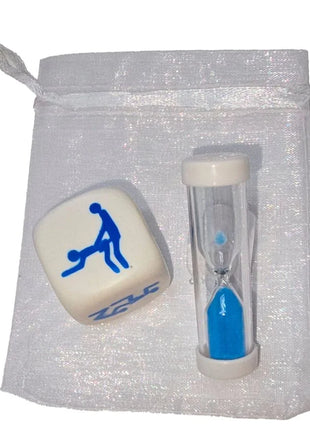 Weißer würfel mit blauem silhouette-design und klarer glas-sanduhr mit blauem sand im weißen stoffbeutel für kamasutra spiel