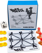 Diablo picante kamasutra tres en raya spiel mit blauem karton, weißem spielraster, schwarz-grauen figuren und orangen-gelben teilen