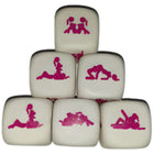 Weißes kamasutra-würfelspiel diablo picante mit rosa paar-silhouetten in verschiedenen intimen posen für mädchen