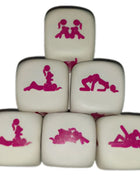 Weißes kamasutra-würfelspiel diablo picante mit rosa paar-silhouetten in verschiedenen intimen posen für mädchen
