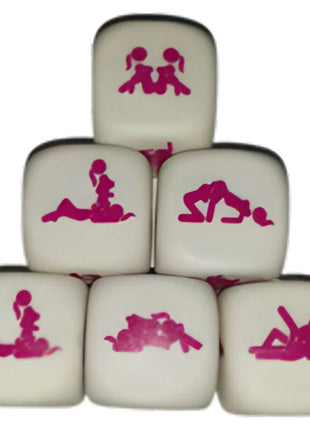 Weißes kamasutra-würfelspiel diablo picante mit rosa paar-silhouetten in verschiedenen intimen posen für mädchen