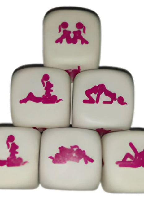 Weißes kamasutra-würfelspiel diablo picante mit rosa paar-silhouetten in verschiedenen intimen posen für mädchen