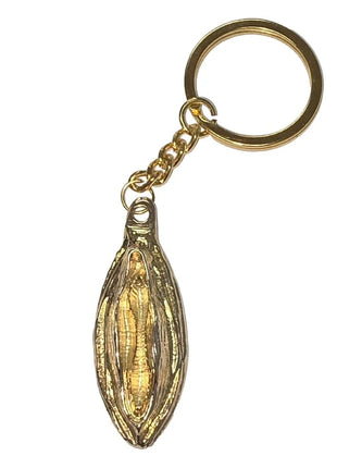 Goldfarbener metall-schlüsselanhänger diabolo picante mit detailliertem, länglichem bohnenförmigem anhänger und goldenem lippenmotiv