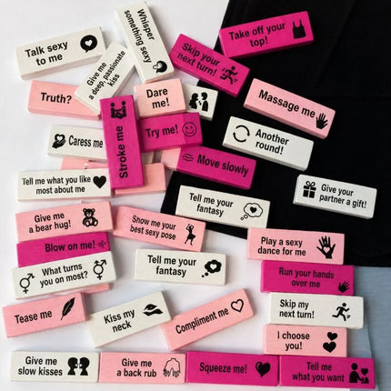 Diablo picante packung mit 16 liebestoffen englische version pink und weiße rechteckige holzkarten mit schwarzem text und symbolen