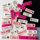 Diablo picante packung mit 16 liebestoffen englische version pink und weiße rechteckige holzkarten mit schwarzem text und symbolen