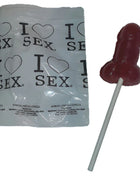 Ein glänzender tiefroter lolli mit weißem stiel aus diablo picante penis-lutscher mit erdbeer- und kirschbonbons