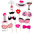 Set aus pinken und schwarzen party fotokabinen-requisiten mit champagnerflasche schnurrbart schleifen lippen und dessous designs